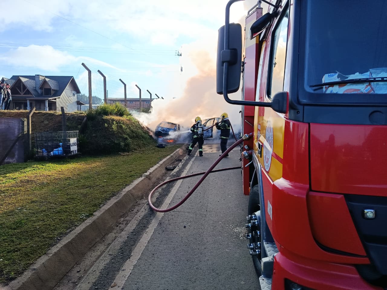 Colisão entre caminhonete e carro provoca incêndio em dois veículos em Santa Cecília