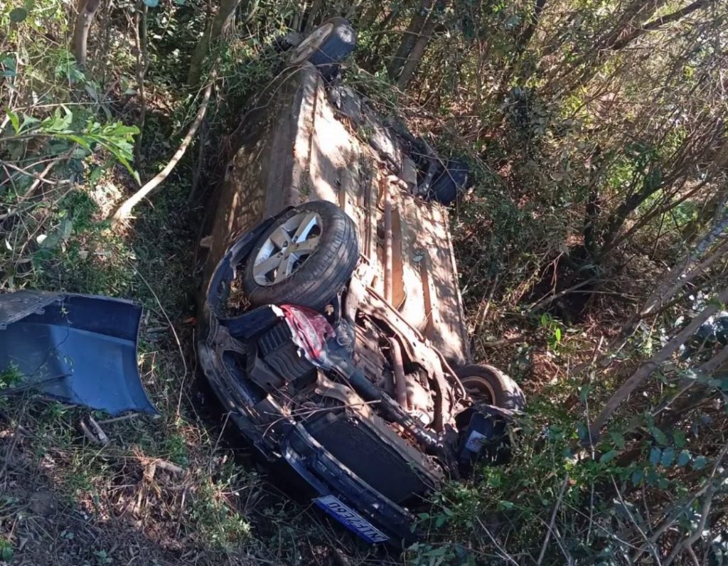 Carro com dois ocupantes sai da pista e capota na BR-153