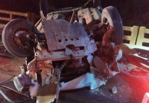 Motorista fica ferido após carro sair da pista e capotar na BR-282 em Campos Novos