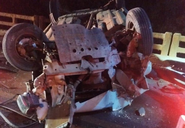 Motorista fica ferido após carro sair da pista e capotar na BR-282 em Campos Novos