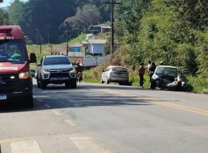 Pneu estoura e carro bate contra caminhão em Fraiburgo