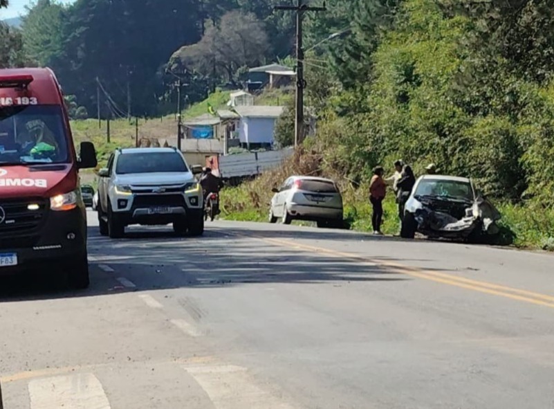 Pneu estoura e carro bate contra caminhão em Fraiburgo