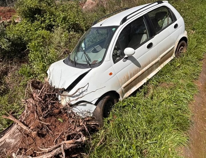 Motorista sofre crise epiléptica, colide contra árvore e é socorrido em Salto Veloso