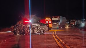 Motorista fica encarcerado após grave colisão entre carro e caminhão na BR-163
