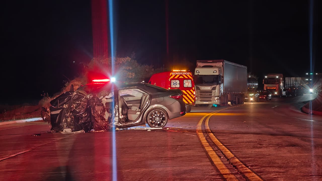Motorista fica encarcerado após grave colisão entre carro e caminhão na BR-163