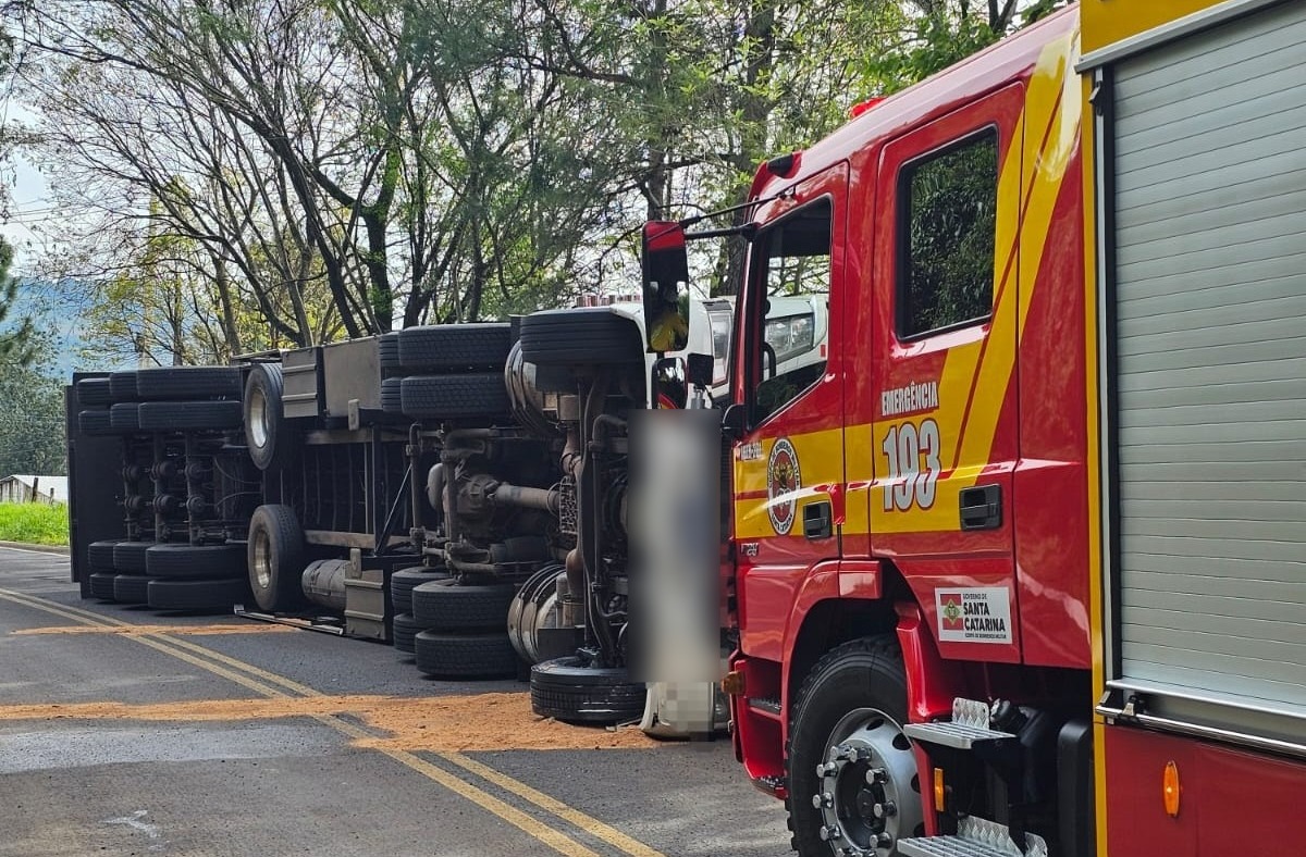 Motorista morre após caminhão tombar na SC-157, em Quilombo