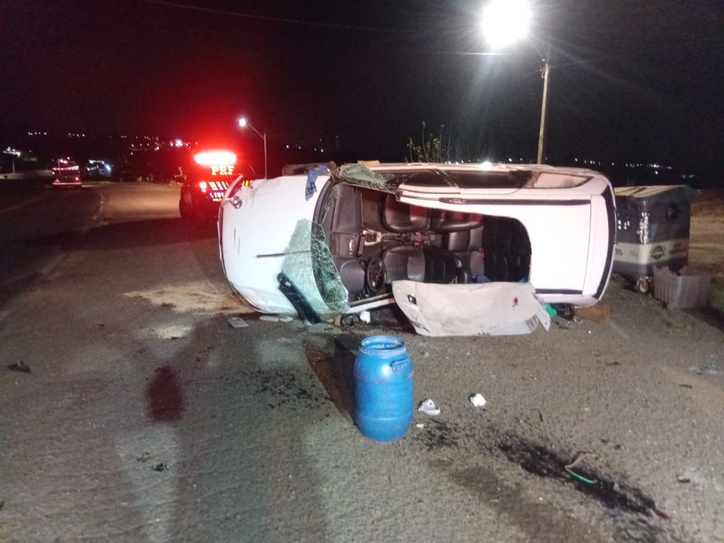 Motorista fica encarcerado após saída de pista e capotamento na BR-163