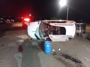 Motorista fica encarcerado após saída de pista e capotamento na BR-163