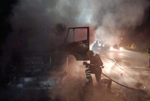 Caminhão pega fogo na SC-350 e motorista fica ferido em Lebon Régis