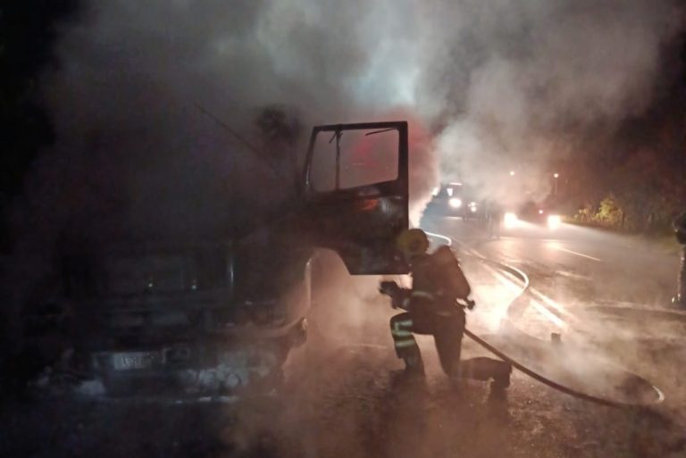 Caminhão pega fogo na SC-350 e motorista fica ferido em Lebon Régis