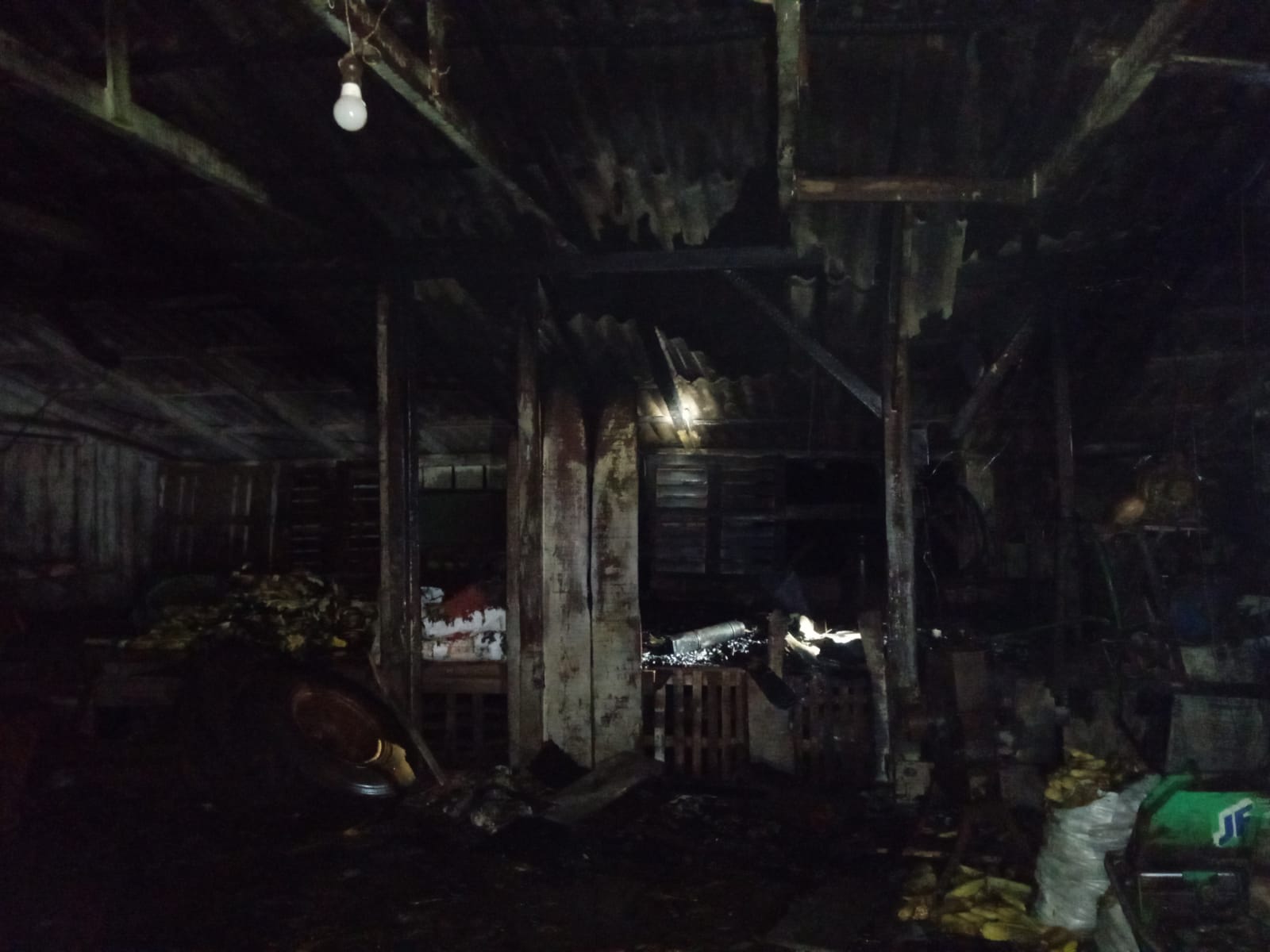 Incêndio atinge edificação agropastoril durante a madrugada no Oeste de SC