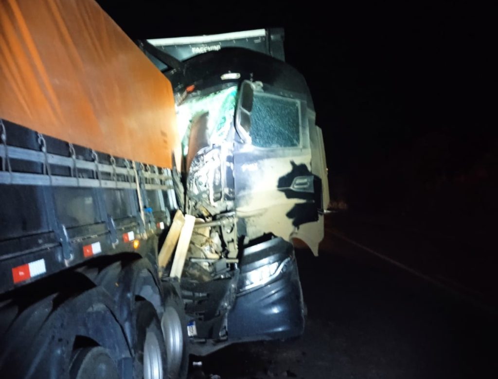 Colisão traseira entre caminhões deixa motorista ferido em Vargem Bonita