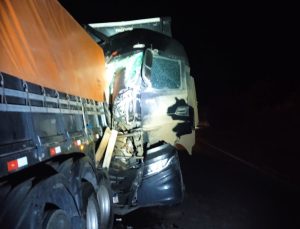 Colisão traseira entre caminhões deixa motorista ferido em Vargem Bonita