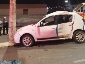Mulher morre após carro bater contra poste em Campos Novos
