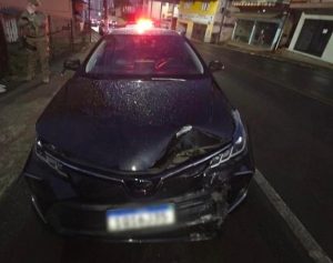 Homem bate em poste, resiste à prisão e ameaça policiais no Centro de Joaçaba