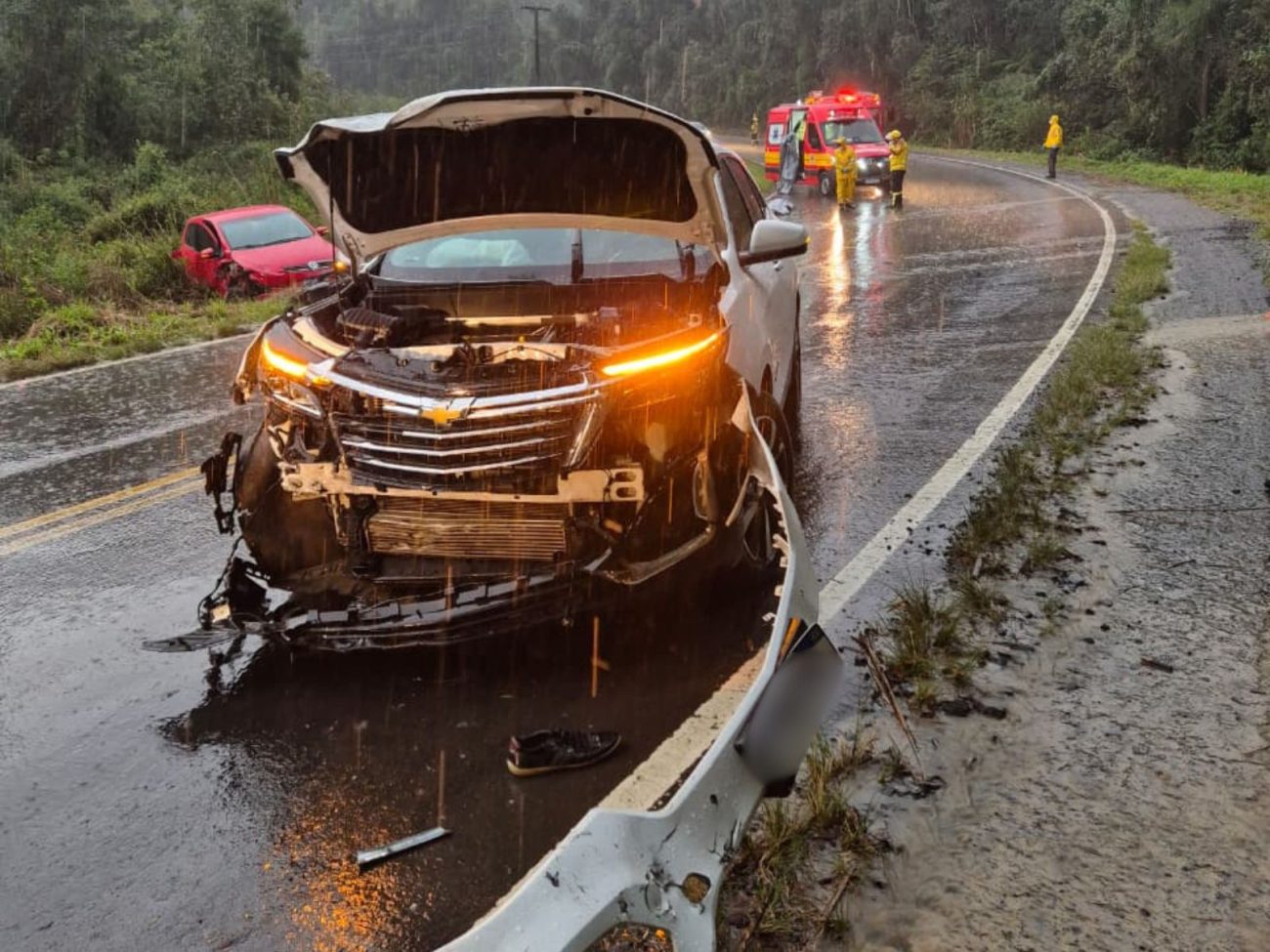 Motorista perde o controle em curva, roda na pista e mata motociclista na SC-350
