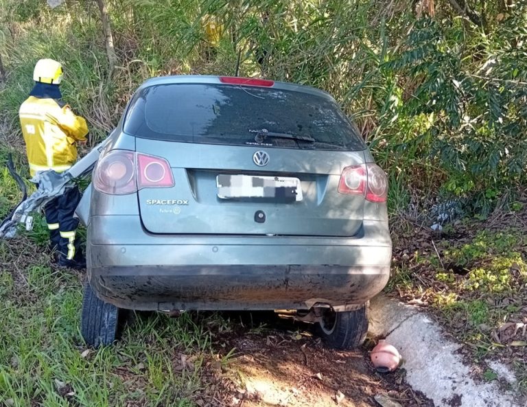 Homem morre após grave colisão entre carro e carreta em rodovia do Oeste