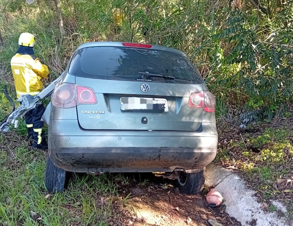 Homem morre após grave colisão entre carro e carreta em rodovia do Oeste