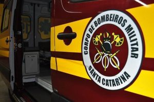 Ciclista fica ferido após colisão com carro em Santa Cecília