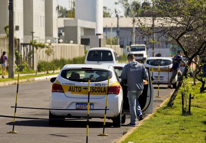 Novas regras da CNH causam 100 mil demissões e autoescolas recorrem ao STF