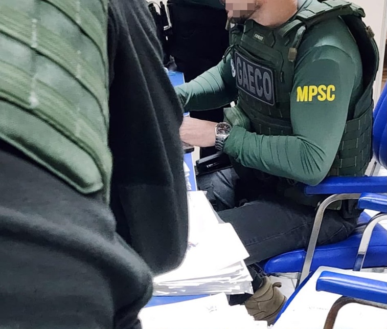 GAECO deflagra operação para investigar possível uso de cargos públicos em benefício particular no Oeste