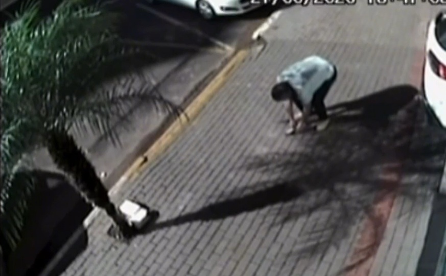 Idoso é conduzido à delegacia por se apropriar de dinheiro encontrado no chão no Oeste (vídeo)