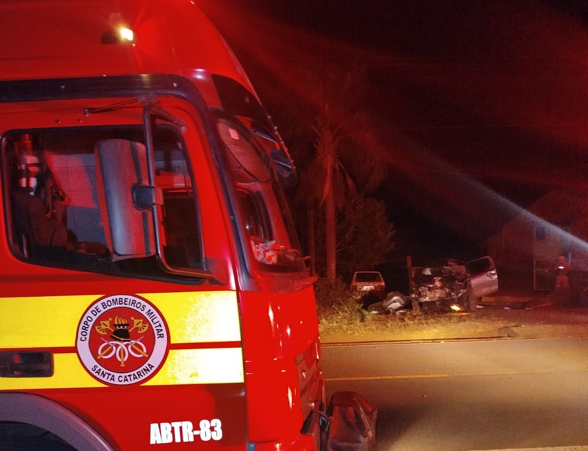 Motorista morre após caminhonete sair da pista e capotar no Oeste