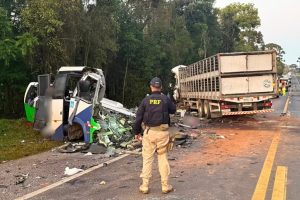 Acidente entre micro-ônibus e carreta deixa pelo menos 22 mortos no PR