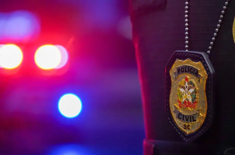 Homem é preso por violência doméstica após agredir a esposa e dar soco no sogro de 83 anos em Anita Garibaldi