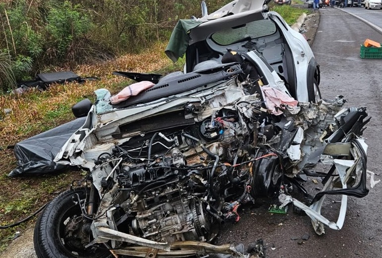 Mulher morre após carro bater de frente com caminhão na BR-282