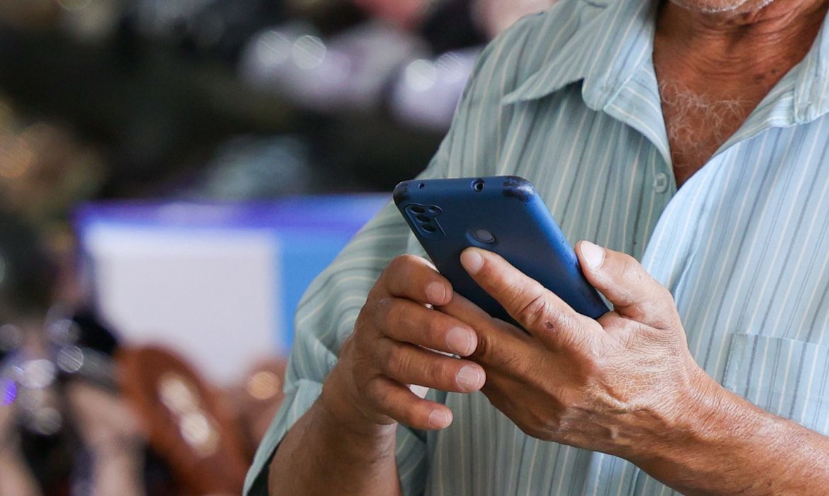 Quase um terço dos usuários de internet no Brasil relata tentativas de golpe; 20% foram vítimas