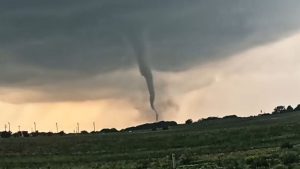 Temporada de tornados com El Niño: por que o Oeste de SC virou alvo de alerta máximo e até de ‘caçadores’ dos EUA