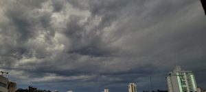 Com temporais, confira a previsão do tempo para o fim de semana na região