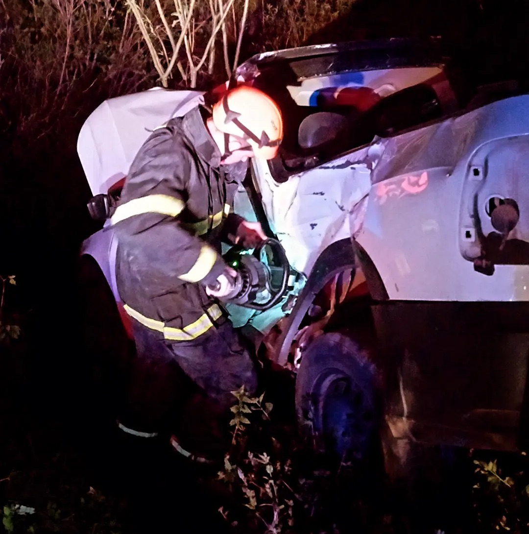 Motorista morre após colisão entre Saveiro e caminhão na BR-282
