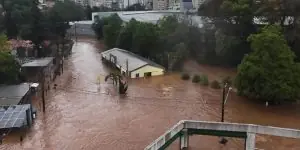 Exemplo de união: após enxurrada, feirantes e Prefeitura se unem para limpar espaço e comercializar produtos em Joaçaba