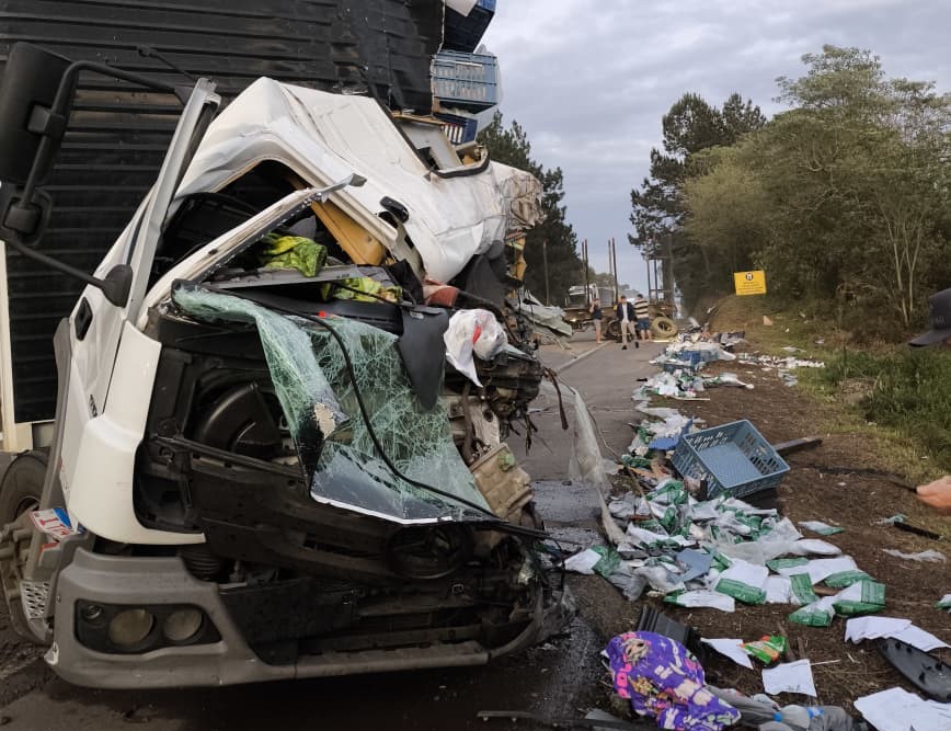 Acidente com dois caminhões mata motorista e fere três na BR-282
