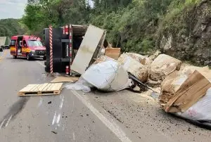Carreta tomba na “Curva do Passat” na BR-282 em Herval d’Oeste