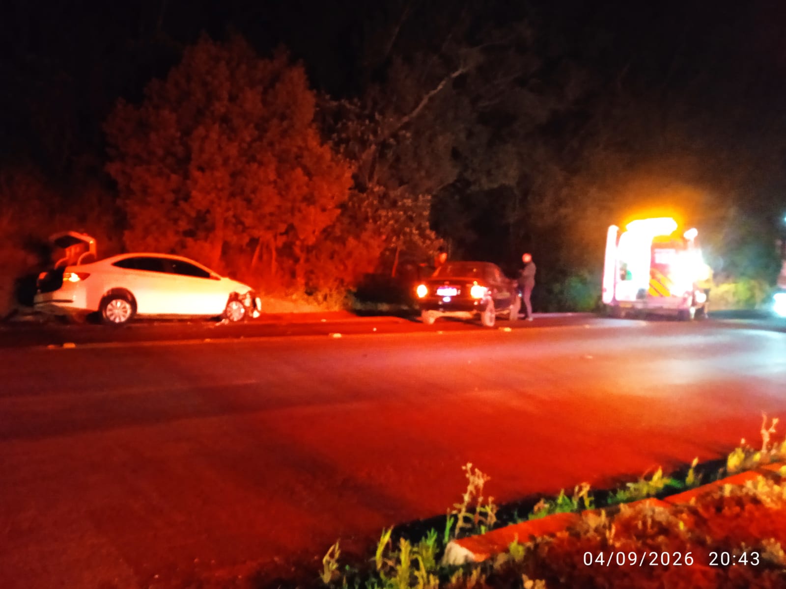 Colisão frontal entre dois carros mobiliza bombeiros na BR-282 em Vargem Bonita