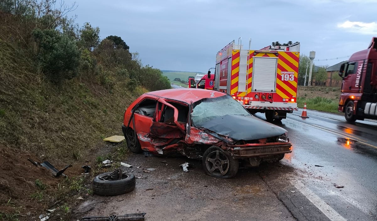 Colisão frontal entre dois carros mobiliza Corpo de Bombeiros e SAMU na BR-282