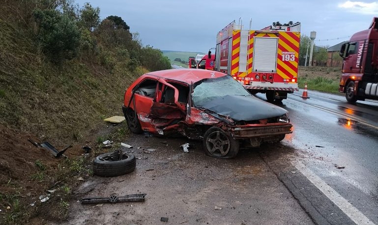 Motorista a 120 km/h tenta ultrapassagem e provoca colisão frontal na BR-282