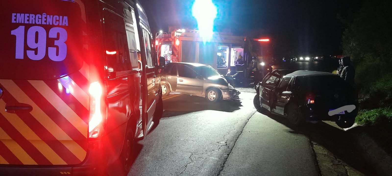 Colisão frontal deixa quatro feridos e motorista preso nas ferragens na BR-282