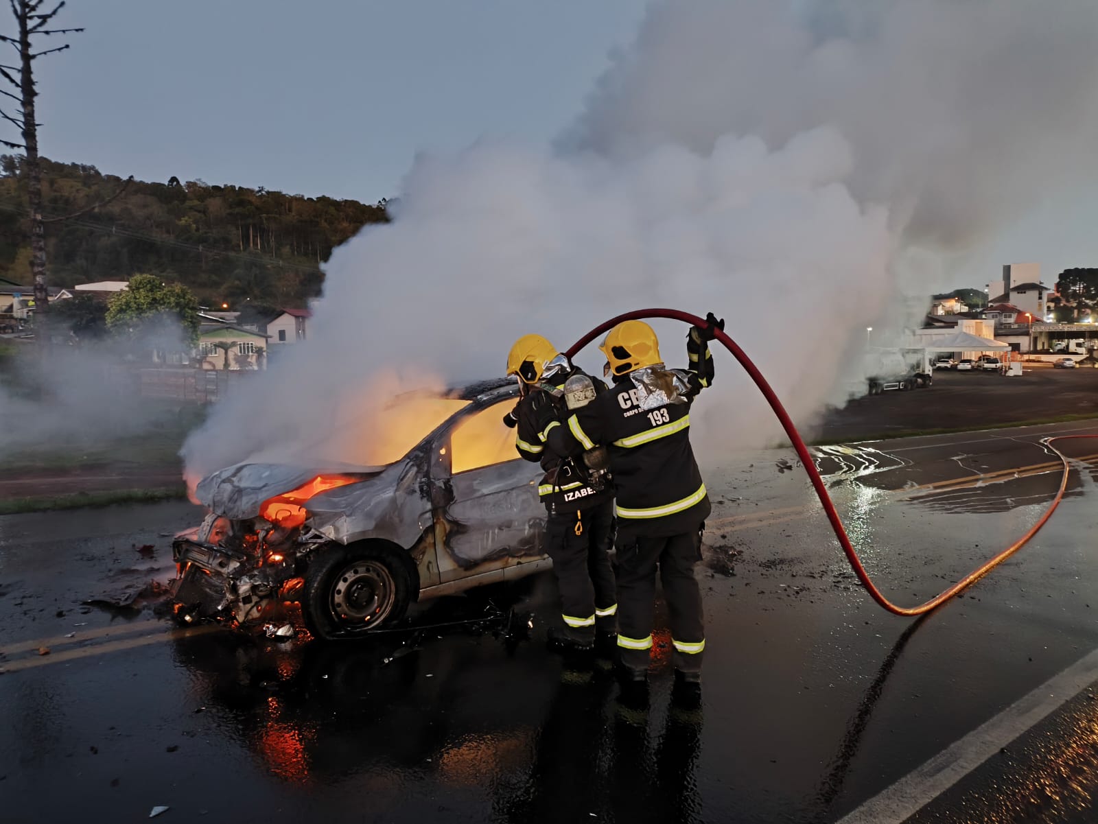 Colisão frontal seguida de incêndio bloqueia a BR-282 e mobiliza bombeiros em Ponte Serrada