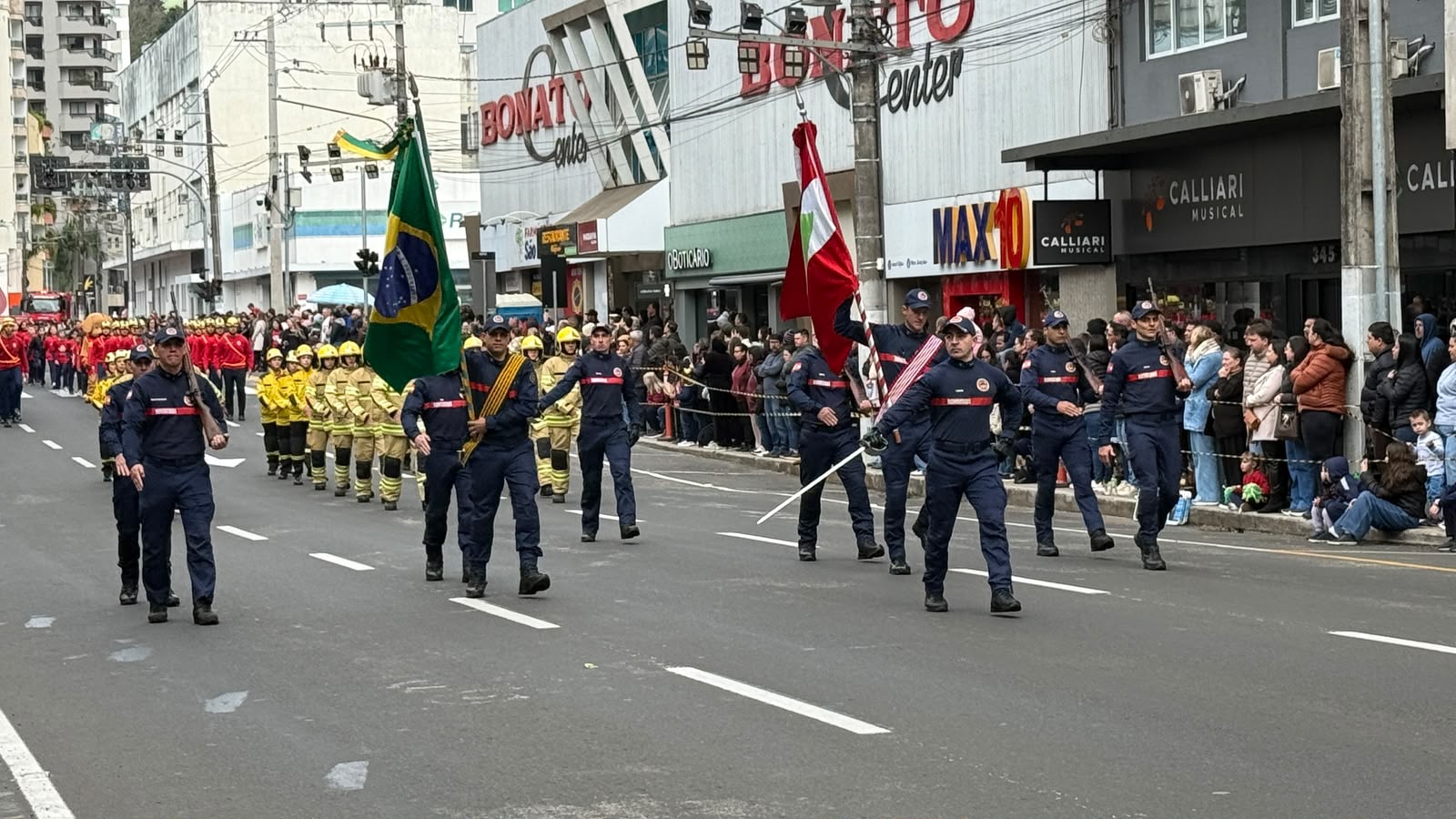 Nem o frio da manhã afasta o público do emocionante Desfile de 7 de Setembro em Joaçaba