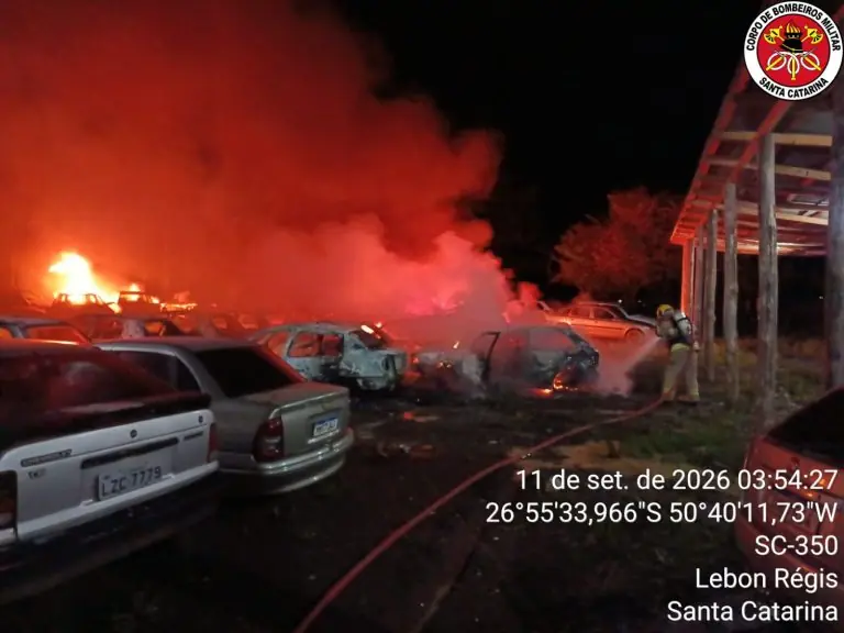 Incêndio com indícios de ação criminosa destrói 20 veículos em pátio de apreendidos em SC