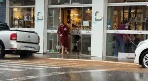 Temporal provoca caos e alagamento em lojas no centro de Joaçaba e em Herval d’Oeste