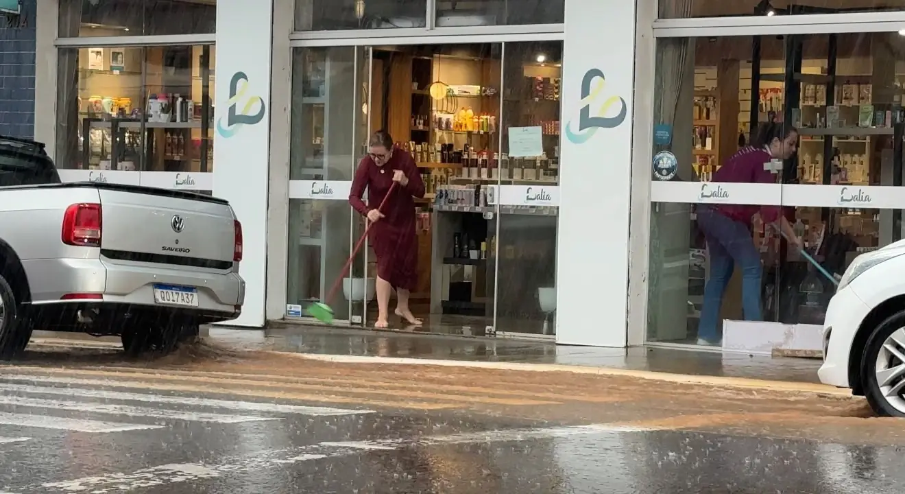Temporal provoca caos e alagamento em lojas no centro de Joaçaba e em Herval d’Oeste