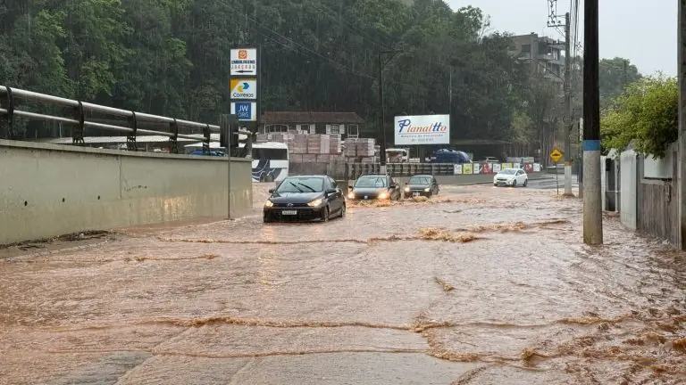 AVISO: Trecho da Avenida Caetano Natal Branco é interditado por alagamento na divisa entre Joaçaba e Luzerna