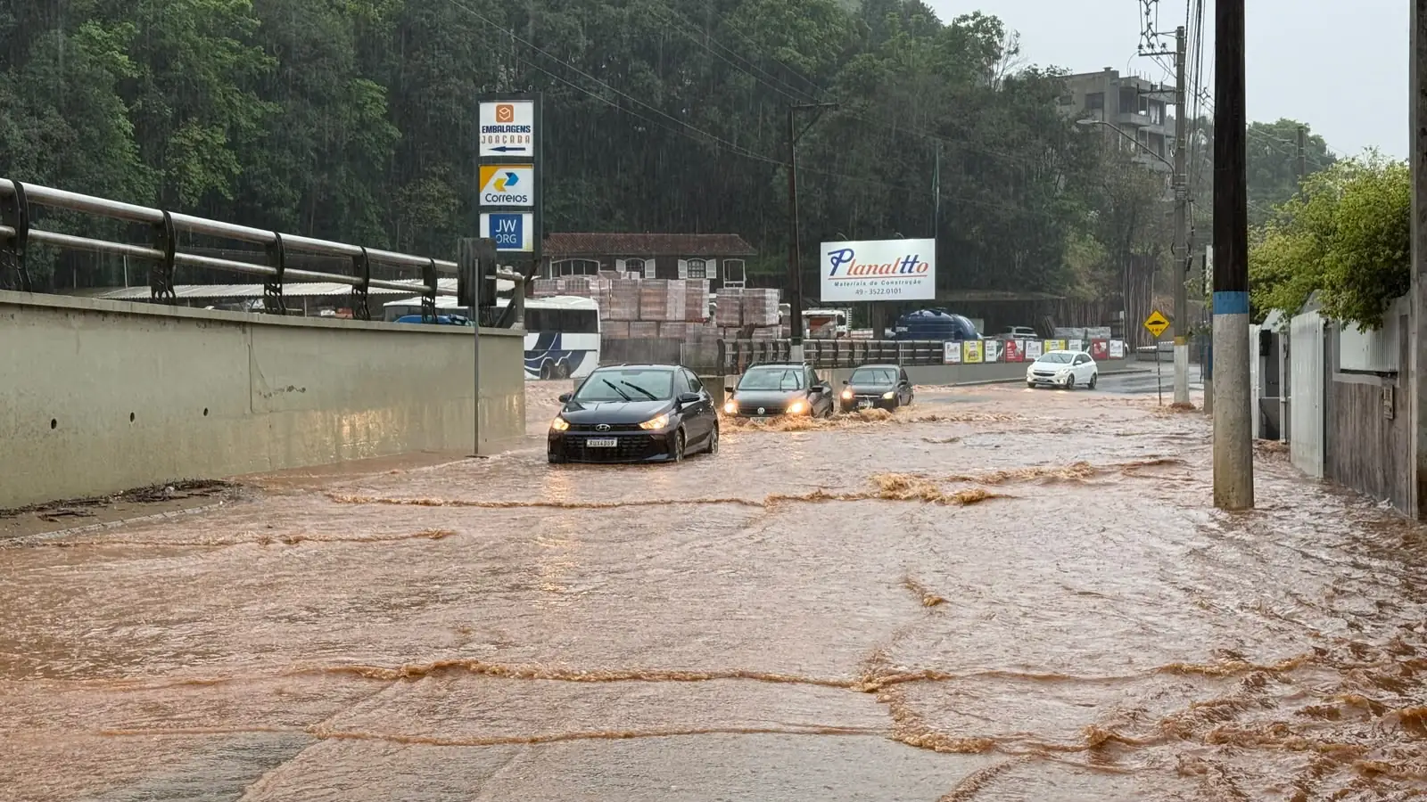 AVISO: Trecho da Avenida Caetano Natal Branco é interditado por alagamento na divisa entre Joaçaba e Luzerna