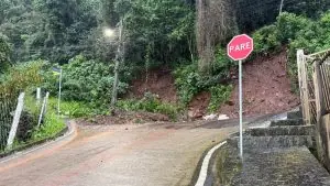 Deslizamento de terra ameaça poste de energia e residências na Rua Manoel Q. Morgade, em Joaçaba