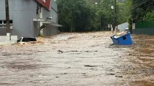 URGENTE: Rio do Tigre transborda em Joaçaba, submerge veículos e força evacuação no Parque Municipal